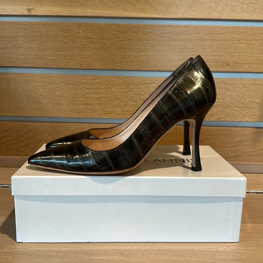 Manolo Blahnik expresso  Croc-Embossed Leather Pumps
